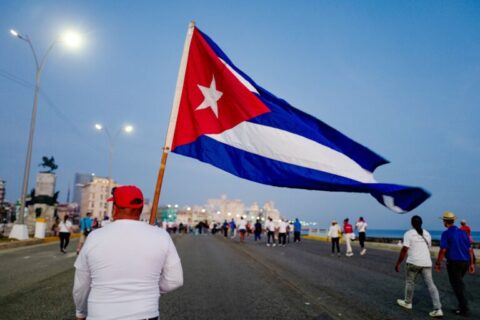 China acusa a EE.UU. de atacar “sin fundamento” su cooperación con Cuba y advierte que “se opondrá resueltamente a la injerencia externa”