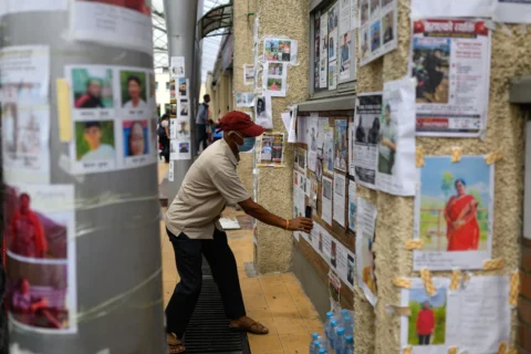 Un hombre observa fotografías de personas desaparecidas tras las inundaciones repentinas, en el hospital universitario de Tribhuvan en Katmandú, Nepal, el lunes. Manan Vatsyayana/AFP/Getty Images