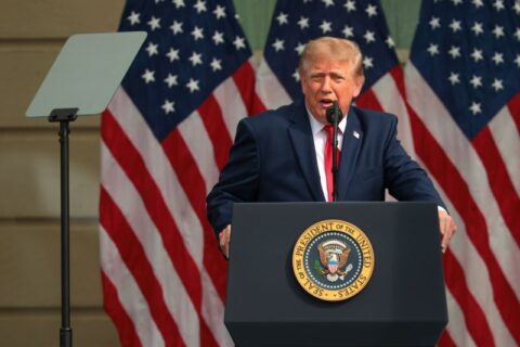 Trump dice que EE.UU. saldrá de la guerra con Irán, a menos que decida permanecer y quedarse con el petróleo  