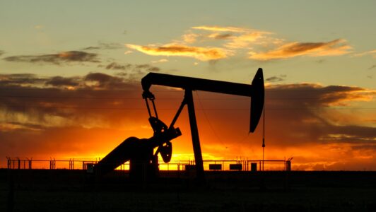 Petróleo se dispara más de 7% hasta por encima de los US$ 105 tras ataques iraníes en Golfo Pérsico