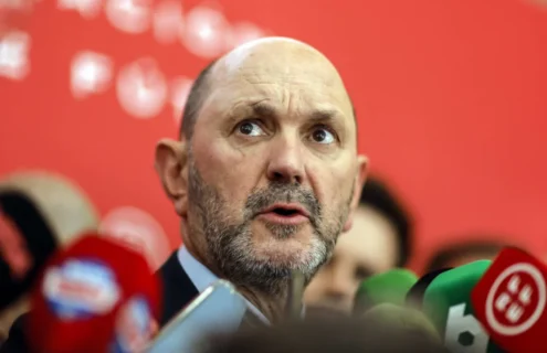 El presidente de la Real Federación Española de Fútbol, Rafael Louzan, pronuncia un discurso tras ser elegido en la Ciudad del Fútbol de Las Rozas, en las afueras de Madrid, el 16 de diciembre de 2024. Oscar Del Pozo/AFP vía Getty Images