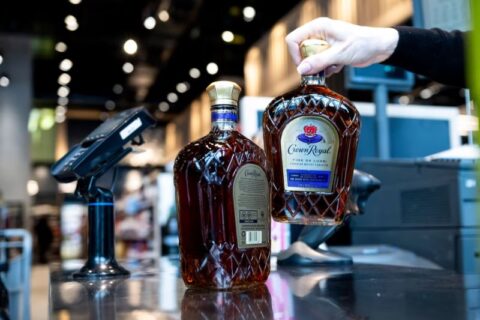 Prohibición de Trump a las bebidas alcohólicas canadienses comienza a regir: ¿Qué efectos podría provocar?