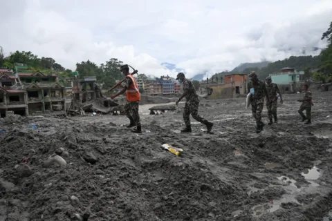 Personal del ejército nepalí participa el martes en las operaciones de búsqueda tras las inundaciones repentinas que azotaron el distrito de Nuwakot, en Nepal.Arun Sankar/AFP/Getty Images
