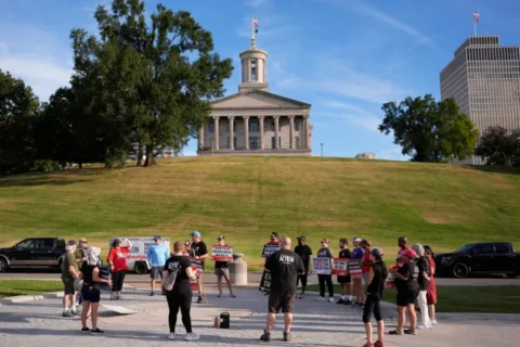 La gente se reúne durante una protesta de March4Mercy contra la pena de muerte, en el Capitolio estatal de Tennessee, el 27 de septiembre de 2026, en Nashville, antes de la ejecución programada de Christa Pike. George Walker IV/AP