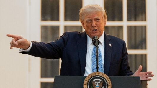 Embajador de EE.UU. ante la ONU defiende el veto de Trump a CNN, MS NOW y Politico en la Casa Blanca