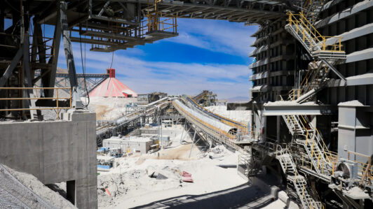 Minería arrastra la producción industrial en agosto con caída de 11,7% por menor actividad del cobre