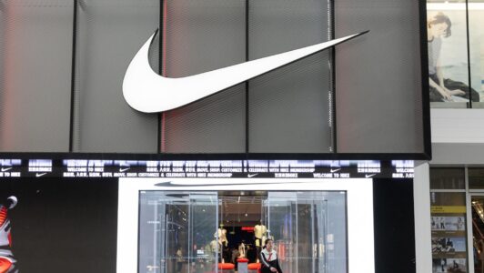 Nike sale del S&P 100 después de 18 años mientras su acción se desploma casi 80% desde su máximo histórico