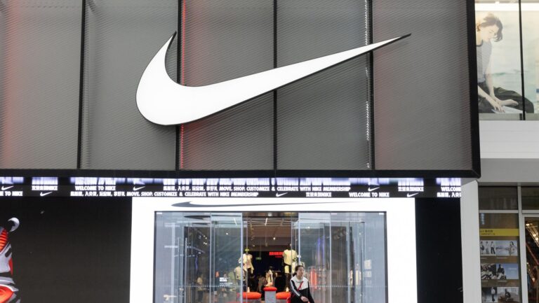 Nike sale del S&P 100 después de 18 años mientras su acción se desploma casi 80% desde su máximo histórico