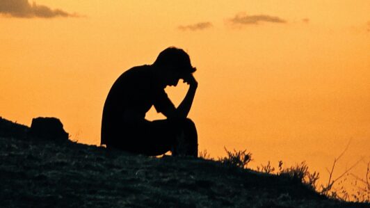 Mes de la prevención del suicidio: Expertos llaman a reforzar medidas ante los cerca de 1.800 casos al año en Chile