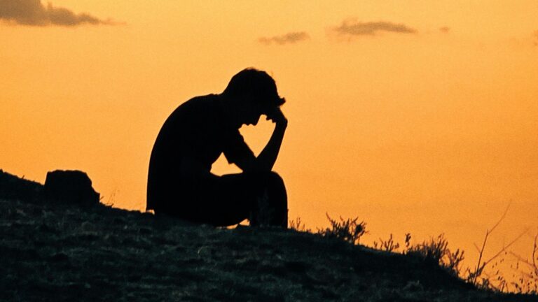 Mes de la prevención del suicidio: Expertos llaman a reforzar medidas ante los cerca de 1.800 casos al año en Chile