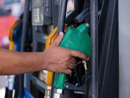 ¿Cómo evitar estafas al cargar combustible?: Experto entrega claves para detectar engaños en servicentro tras viralización de denuncia