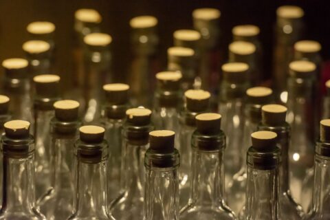 Alcohol adulterado deja al menos 19 muertos en estado de India donde está prohibida su venta y consumo
