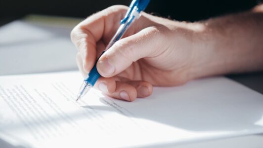 Corte Suprema confirma condena a aseguradora por negar cobertura de seguro tras accidente cerebrovascular de consumidora
