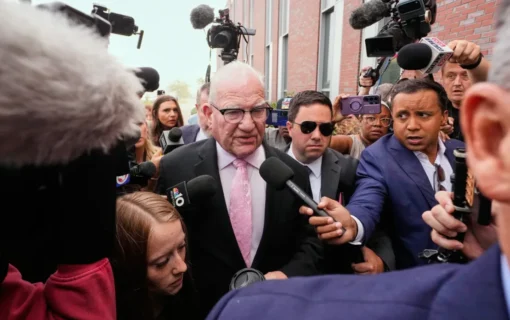 El abogado defensor Kevin Reddington llega al Tribunal Superior del condado de Plymouth el viernes. Charles Krupa/AP