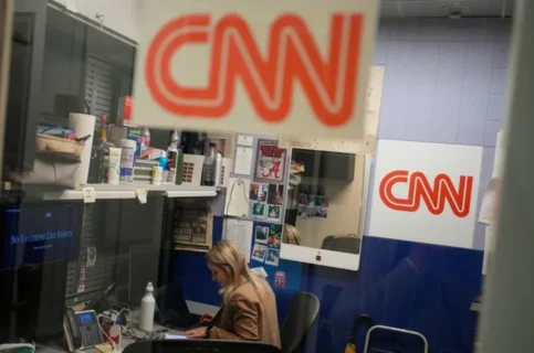 Betsy Klein, corresponsal principal de la CNN en la Casa Blanca, trabaja en la oficina de la CNN tras haber podido volver a acceder al recinto de la Casa Blanca el 24 de septiembre en Washington. Andrew Harnik/Getty Images
