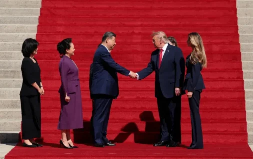 El presidente de EE. UU., Donald Trump, y el presidente chino, Xi Jinping, se dan la mano junto a la primera dama de EE. UU., Melania Trump, y la esposa del presidente chino, Xi Jinping, Peng Liyuan, tras visitar el Museo de los Archivos Nacionales en Washington, EE. UU., el 25 de septiembre de 2026. Kylie Cooper/Reuters