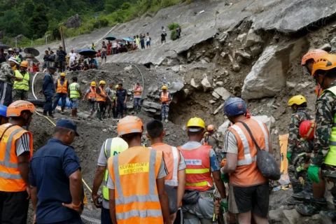 Los equipos de rescate de las fuerzas nepalíes buscan supervivientes en un túnel del proyecto hidroeléctrico Trishuli-3A tras las inundaciones repentinas que azotaron el distrito de Rasuwa, en Nepal, el viernes.Narendra Shrestha/EPA/Shutterstock