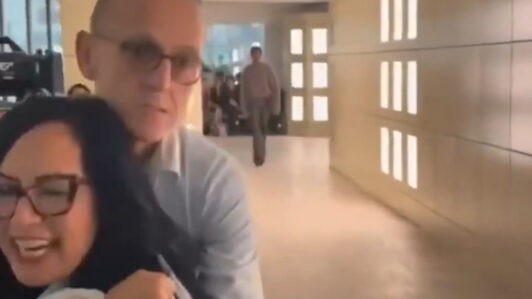 Renuncia el CEO del Consejo de Diseñadores de Moda de EE.UU. tras ser grabado agrediendo físicamente a activistas de PETA