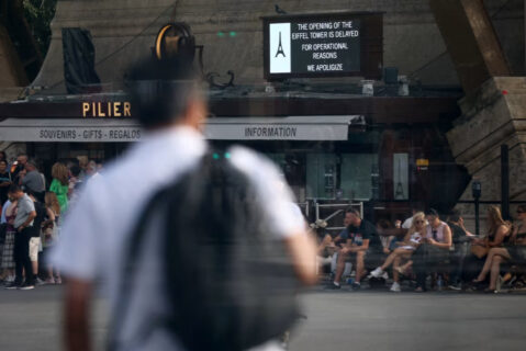 Huelga cierra la Torre Eiffel por denuncias de discriminación a trabajadoras durante una visita hindú