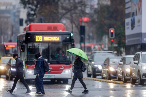 ¿A qué hora llueve hoy en Santiago? Pronóstico anticipa chubascos desde la tarde