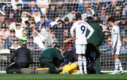 El portero argentino Emiliano Martínez del Chelsea recibe tratamiento durante el partido de la Premier League inglesa entre el Everton y el Chelsea, en Liverpool, Gran Bretaña, 17 de octubre de 2026. (Reino Unido) EFE/EPA/ADAM VAUGHAN PARA USO EDITORIAL EXCLUSIVAMENTE.
