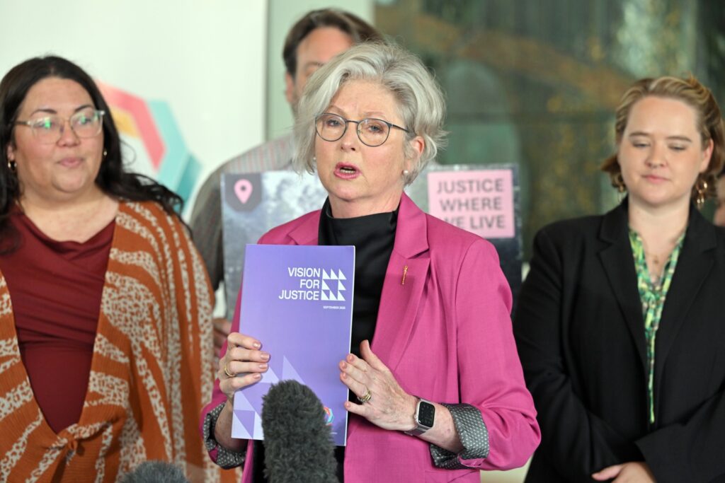 Diputada australiana sufre la amputación de una pierna tras ser atropellada y permanece en estado crítico