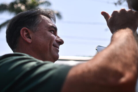 Flávio Bolsonaro visita a su padre Jair Bolsonaro en prisión domiciliaria tras fin de restricción