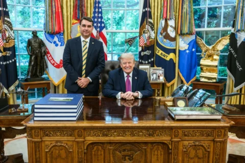 Foto compartida por Donald Trump en Truth Social junto al senador brasileño Flavio Bolsonaro, en marzo. @realDonaldTrump