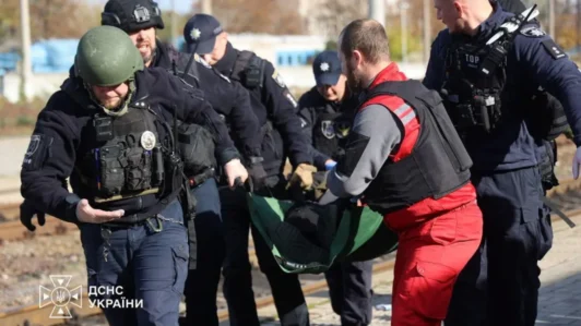 Un paramédico y agentes de Policía trasladan a una persona herida en una estación de tren durante un ataque con drones rusos, en el marco de la ofensiva de Rusia contra Ucrania, este jueves en Dnipro. Servicio Estatal de Emergencias de Ucrania/Reuters