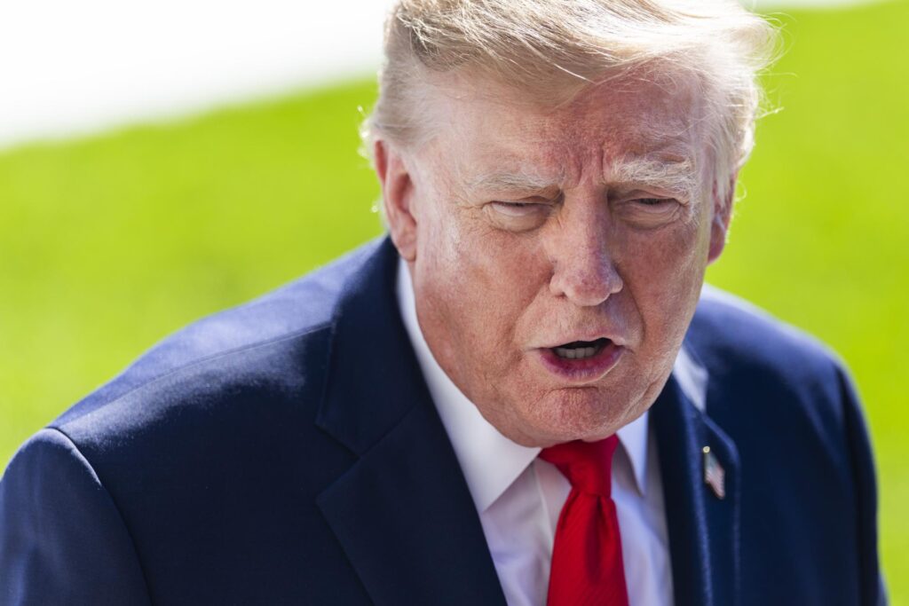 Donald Trump afirma que "se les debería disparar" a quienes filtren información confidencial de Estados Unidos