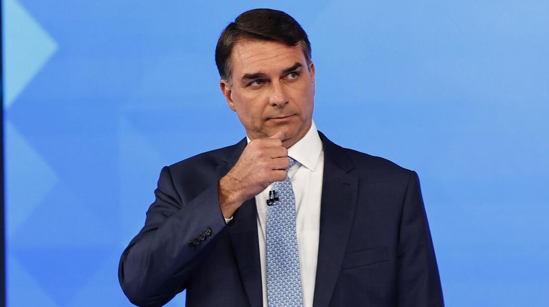 La Policía de Brasil busca a Flávio Bolsonaro, mientras Argentina asegura que no cruzó la frontera