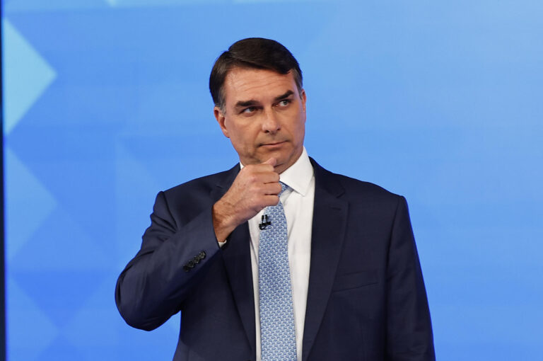 Flávio Bolsonaro dice que fue notificado para entregar sus pasaportes y que no puede salir de Brasil