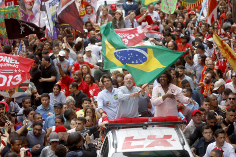 Elecciones en Brasil 2026: Lula da Silva pide “matar la desgracia” y vencer a Flávio Bolsonaro en primera vuelta este domingo