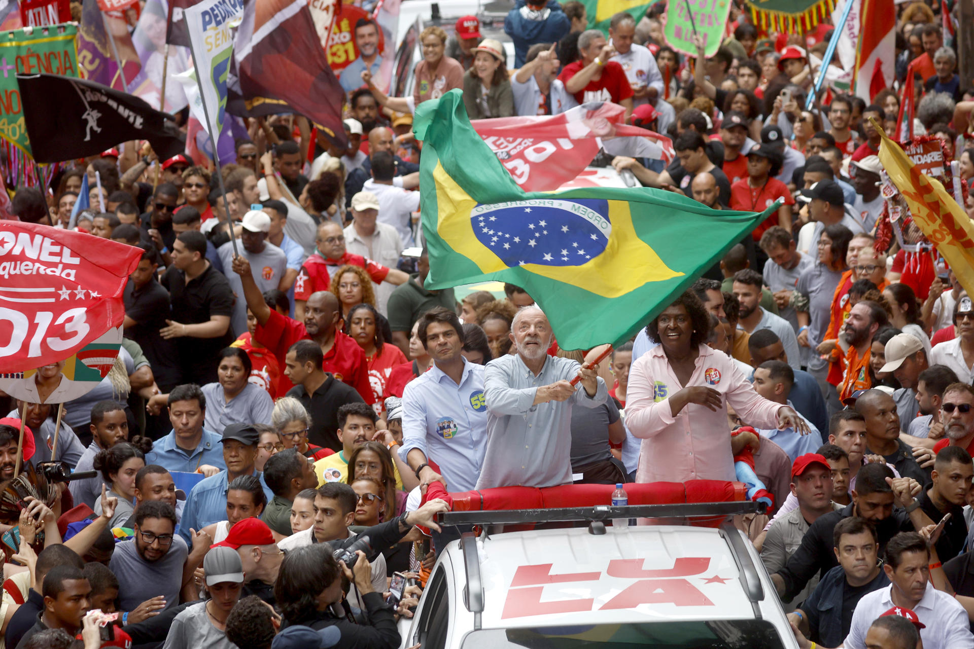 Elecciones en Brasil 2026: Lula da Silva pide “matar la desgracia” y vencer a Flávio Bolsonaro en primera vuelta este domingo