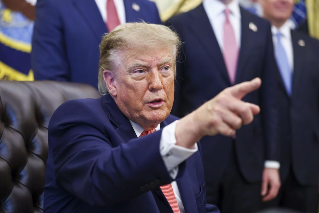 "¡Cállate! ¿Eres un enfermo?": Trump arremete contra un periodista británico en el Despacho Oval
