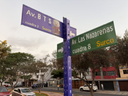 Furor por BTS en Perú: bautizan calle con el nombre del grupo y tiñen de morado monumento en Lima