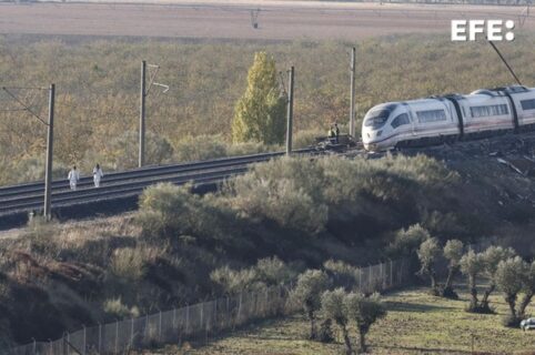 Aumentan a 69 los muertos por choque de trenes en España: Continúa búsqueda de víctimas y maquinistas inician huelga