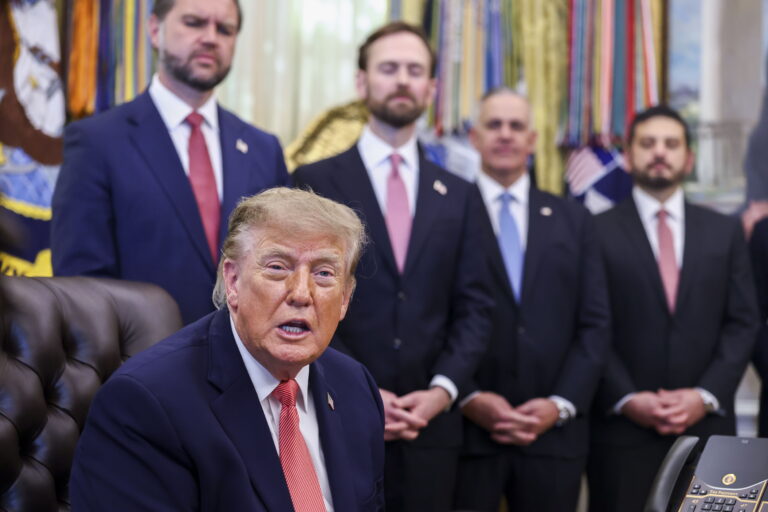 Trump arremete otra vez contra la prensa: Llama 