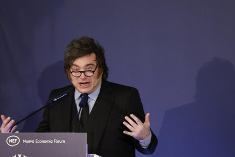 El presidente de Argentina, Javier Milei, que ha intervenido en el desayuno informativo del Fórum Europa este miércoles en Madrid, ha considerado este miércoles que "lo que está pasando en Ceuta es emblemático del accionar de la izquierda", y ha acusado a los socialistas de fomentar la "invasión" por intereses electorales. EFE/ Mariscal