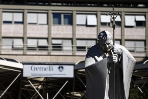 Vista de la estatua de Juan Pablo II frente al Hospital Gemelli de Roma este miércoles en Italia. EFE/EPA/ANGELO CARCONI