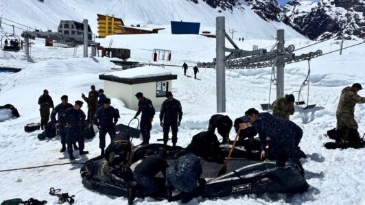 Avalancha en Los Andes: Armada despliega buzos tácticos y submarinos para buscar a persona desaparecida