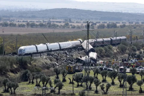 Servicios de emergencia y miembros de la Guardia Civil trabajan en el lugar del accidente de dos trenes de alta velocidad, uno de Renfe y otro de Iryo. Chema Moya/EFE/EFE