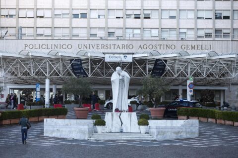 Vista de la estatua del papa San Juan Pablo II frente al Hospital Universitario Agostino Gemelli en Roma, Italia, el 13 de octubre de 2026. EFE/EPA/ANGELO CARCONI