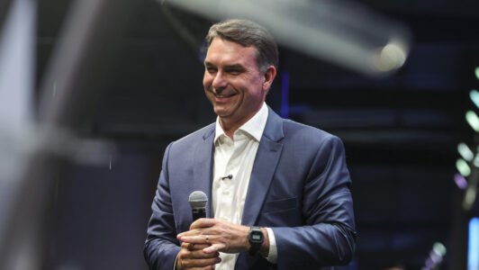 Flávio Bolsonaro asegura que convertirá a Brasil en una de las siete potencias globales en un eventual mandato