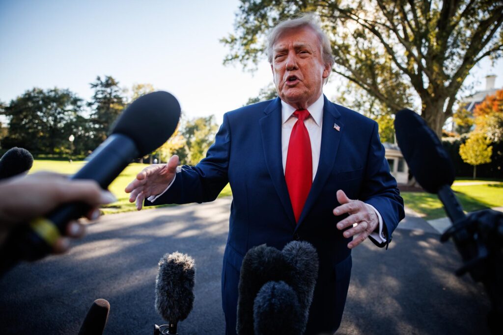 Jueza exige testimonio de Donald Trump en demanda a la BBC y amenaza con desestimar la denuncia por falta de pruebas
