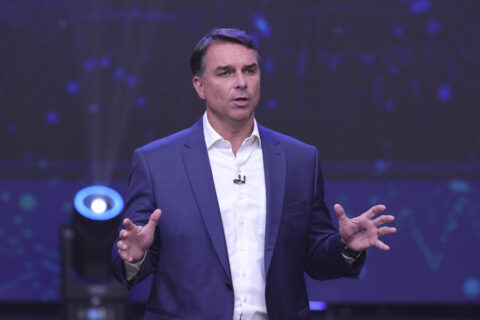 Flávio Bolsonaro borra carta en la que se proclamaba presidente electo y ahora se declara 
