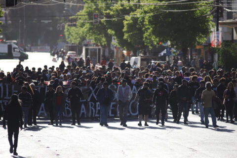 Encuesta Criteria a 7 años del 18-O: 59% considera que el estallido social fue negativo para Chile y 68% cree que las demandas siguen sin resolverse