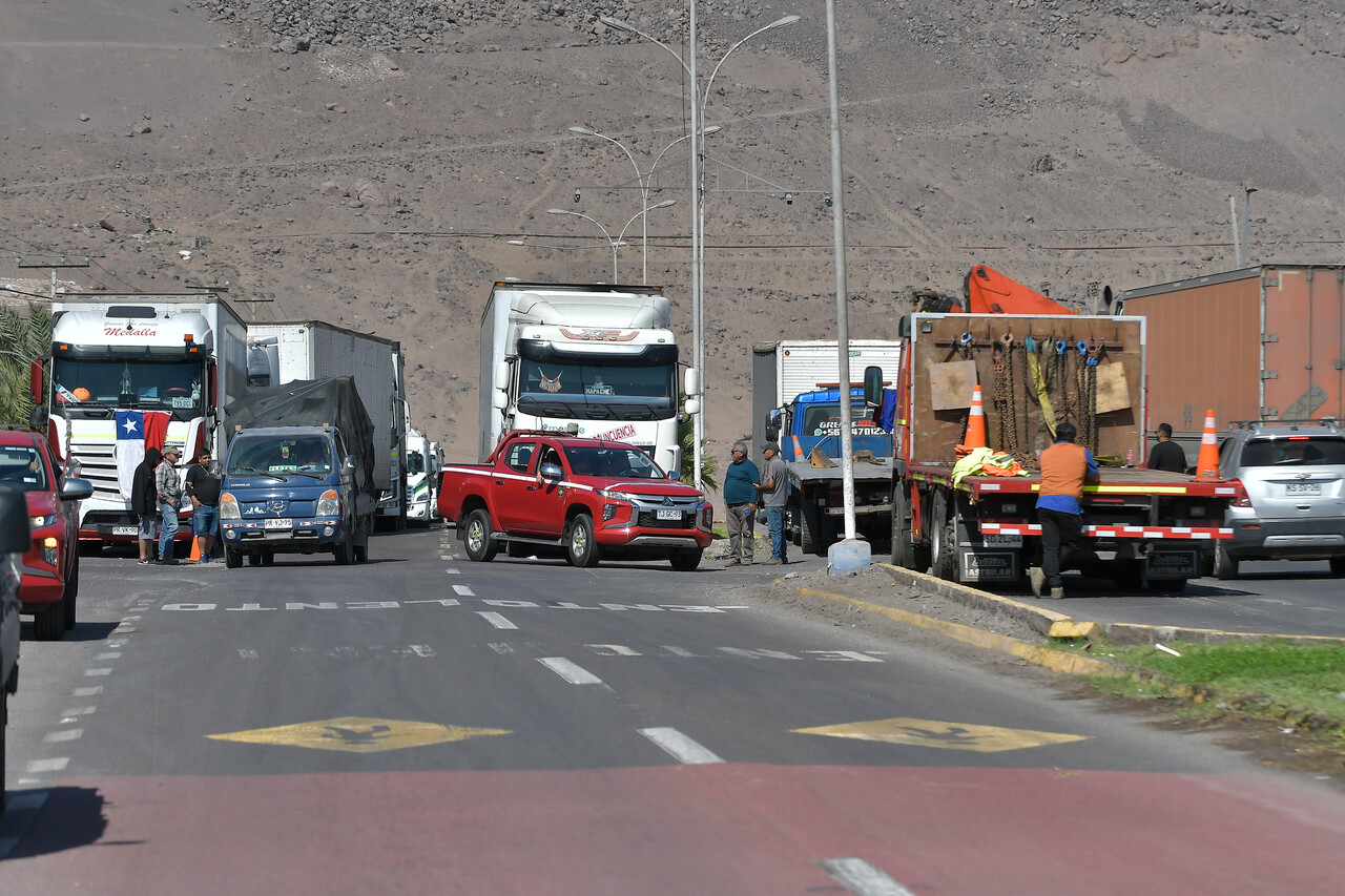 Primer paro de camioneros en el Gobierno de Kast: Transportistas paralizan de forma indefinida el puerto de San Antonio