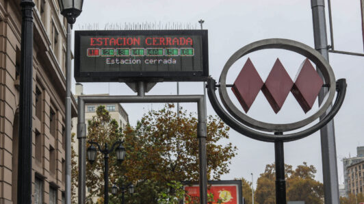 Por disturbios en el exterior: Metro cierra estaciones Santa Lucía y Universidad Católica