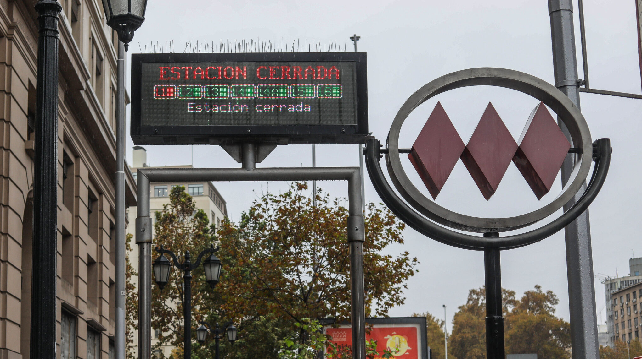 Por disturbios en el exterior: Metro cierra estaciones Santa Lucía, Universidad Católica y Baquedano en Línea 1